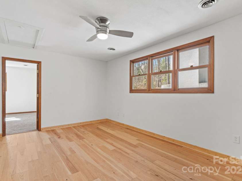 207 Cedarview Drive, Asheville, NC 28803.  MLS# CAR4228005, YatesRealty ID 27625. Upstairs Landing