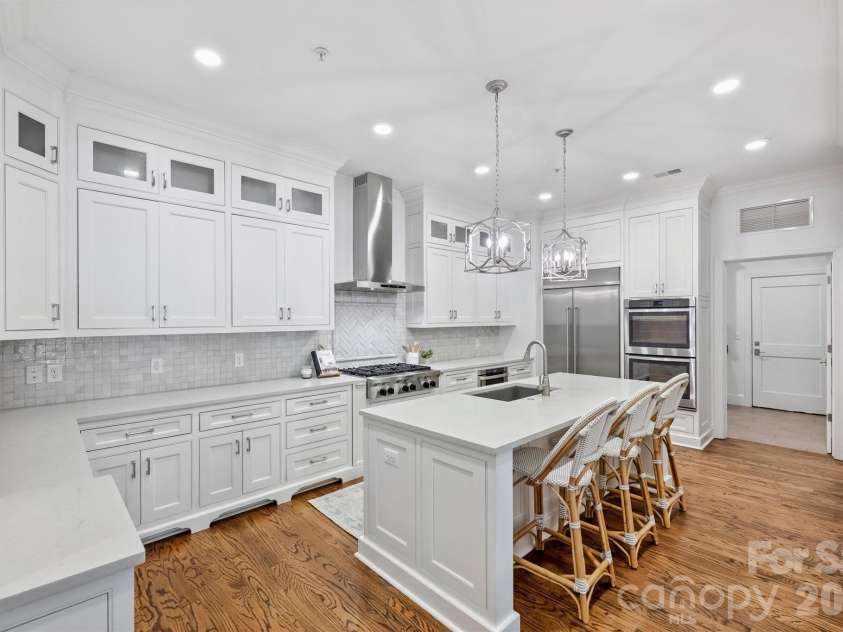 2251 Selwyn Avenue, Charlotte, NC 28207.  MLS# CAR4386921, YatesRealty ID 27626. 