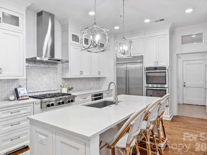 2251 Selwyn Avenue, Charlotte, NC 28207.  MLS# CAR4386921, YatesRealty ID 27626. 