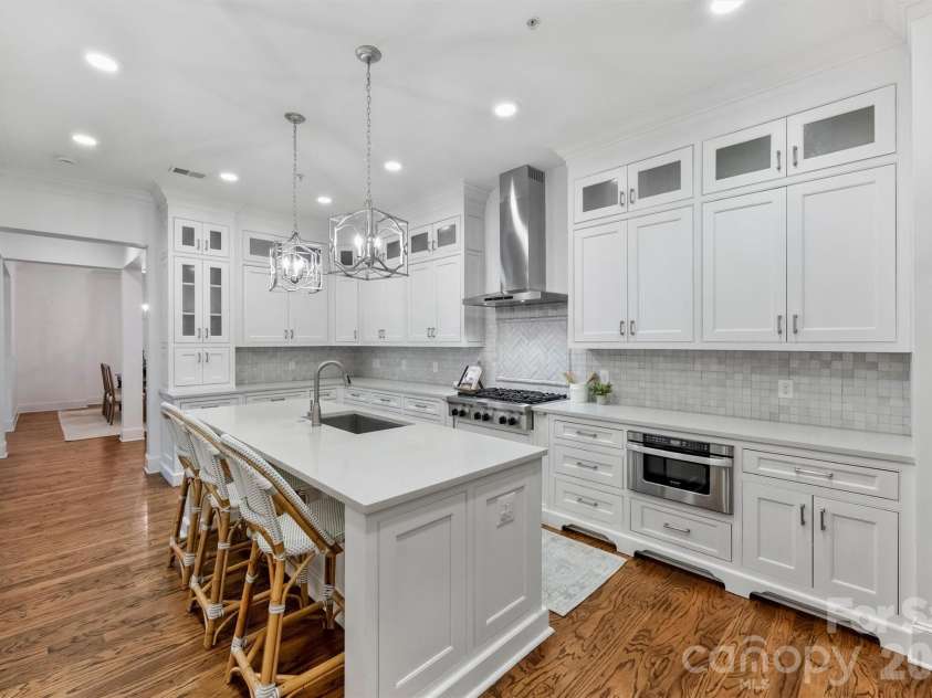 2251 Selwyn Avenue, Charlotte, NC 28207.  MLS# CAR4386921, YatesRealty ID 27626. 