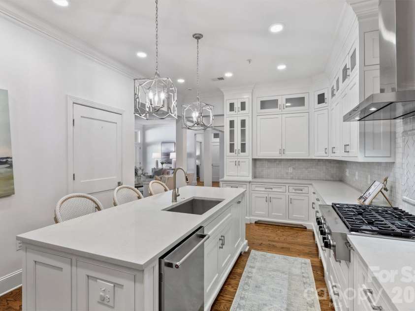 2251 Selwyn Avenue, Charlotte, NC 28207.  MLS# CAR4386921, YatesRealty ID 27626. 