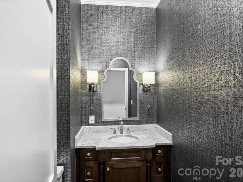 2251 Selwyn Avenue, Charlotte, NC 28207.  MLS# CAR4386921, YatesRealty ID 27626. 