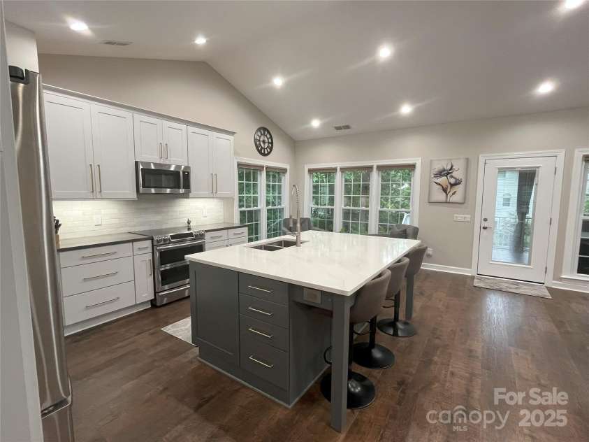 5929 Waterelm Lane, Charlotte, NC 28269.  MLS# CAR4264199, YatesRealty ID 27628. Kitchen Angle