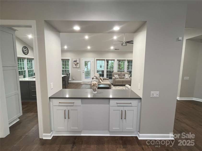 5929 Waterelm Lane, Charlotte, NC 28269.  MLS# CAR4264199, YatesRealty ID 27628. Wetbar Dining
