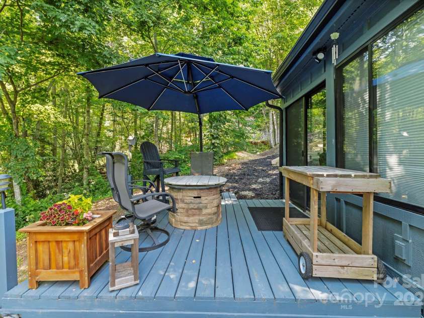 2440 Cumming Woods Lane, Hendersonville, NC 28739.  MLS# CAR4273661, YatesRealty ID 27630. 