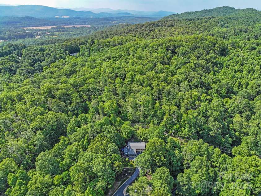 2440 Cumming Woods Lane, Hendersonville, NC 28739.  MLS# CAR4273661, YatesRealty ID 27630. 