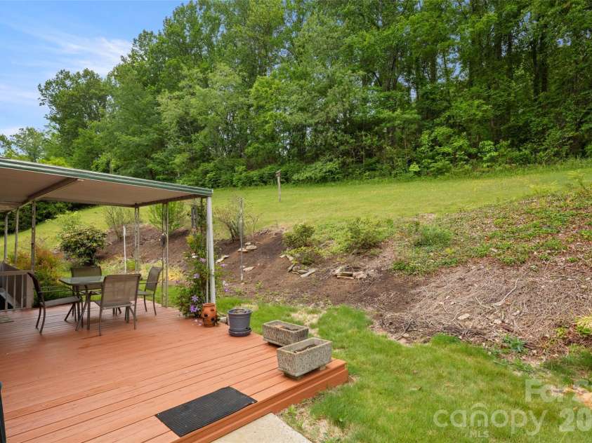 83 Honeysuckle Lane, Burnsville, NC 28714.  MLS# CAR4377930, YatesRealty ID 27630. 