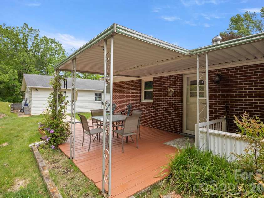 83 Honeysuckle Lane, Burnsville, NC 28714.  MLS# CAR4377930, YatesRealty ID 27630. 