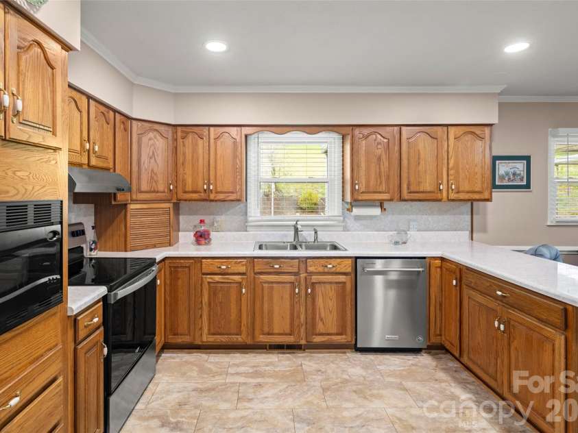 83 Honeysuckle Lane, Burnsville, NC 28714.  MLS# CAR4377930, YatesRealty ID 27630. Entertaining is a breeze with the large kitchen