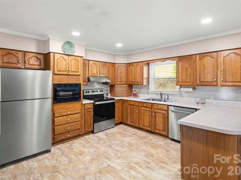 83 Honeysuckle Lane, Burnsville, NC 28714.  MLS# CAR4377930, YatesRealty ID 27630. Spacious kitchen with ample sotrage and updated appliances