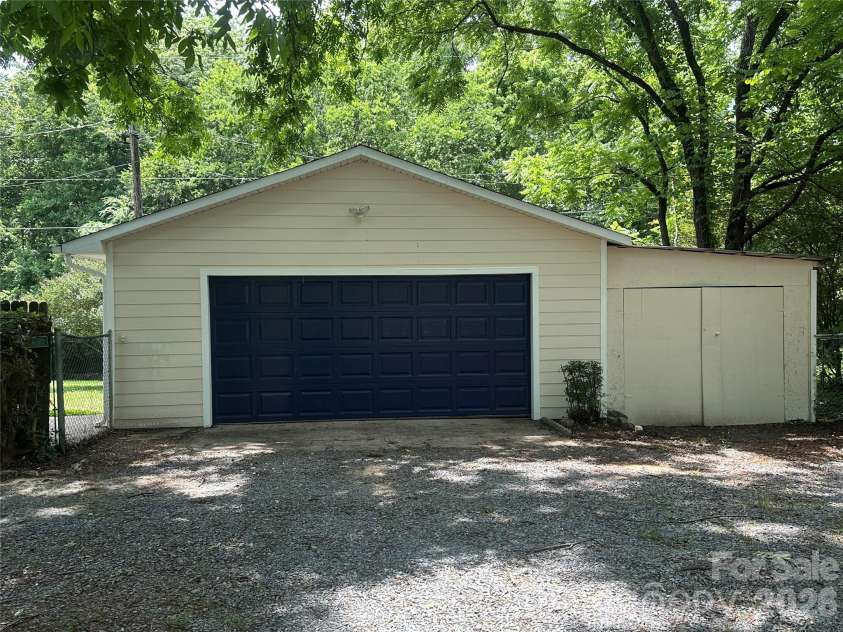 1016 Underwood Road, Matthews, NC 28104.  MLS# CAR4379507, YatesRealty ID 27632. 