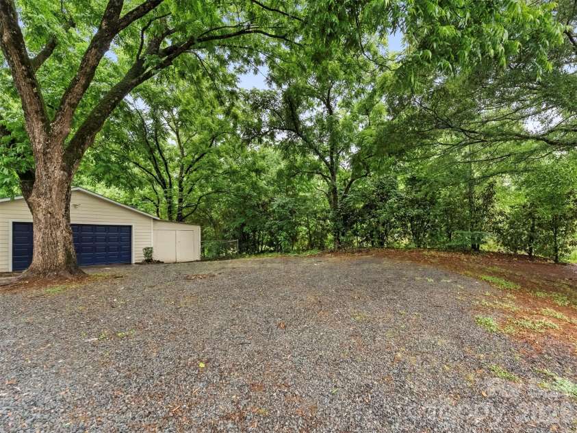 1016 Underwood Road, Matthews, NC 28104.  MLS# CAR4379507, YatesRealty ID 27632. Driveway