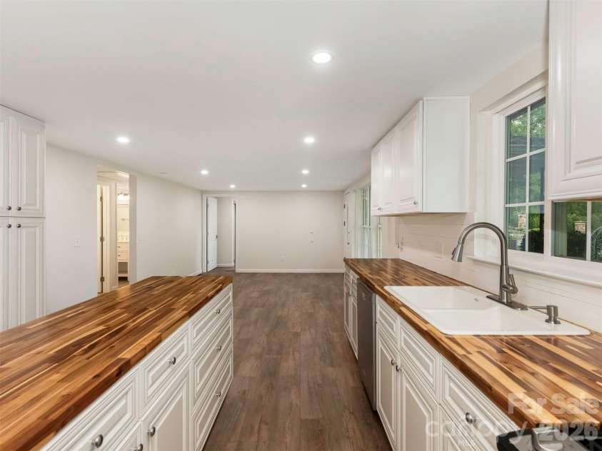 1016 Underwood Road, Matthews, NC 28104.  MLS# CAR4379507, YatesRealty ID 27632. Kitchen