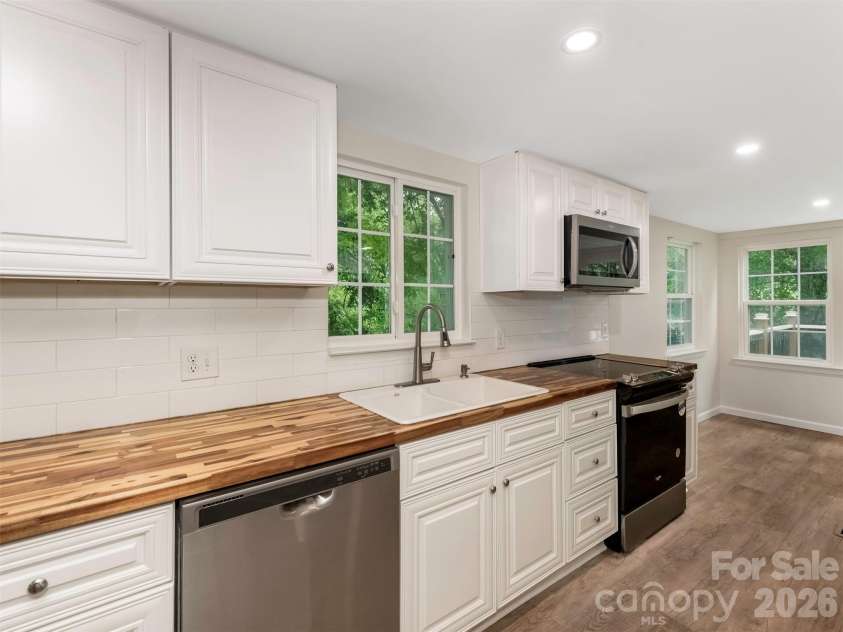 1016 Underwood Road, Matthews, NC 28104.  MLS# CAR4379507, YatesRealty ID 27632. Kitchen Counter