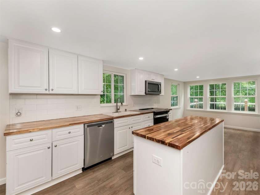1016 Underwood Road, Matthews, NC 28104.  MLS# CAR4379507, YatesRealty ID 27632. Kitchen Island