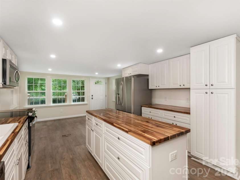 1016 Underwood Road, Matthews, NC 28104.  MLS# CAR4379507, YatesRealty ID 27632. Kitchen Island