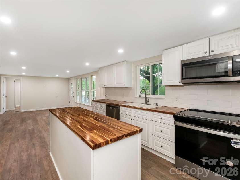 1016 Underwood Road, Matthews, NC 28104.  MLS# CAR4379507, YatesRealty ID 27632. New Stove