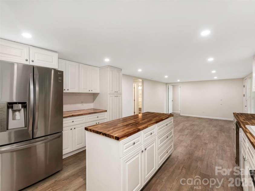 1016 Underwood Road, Matthews, NC 28104.  MLS# CAR4379507, YatesRealty ID 27632. Newer Refrigerator