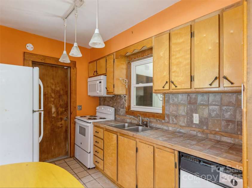 304 Old Haw Creek Road, Asheville, NC 28805.  MLS# CAR4275687, YatesRealty ID 27634. Kitchen