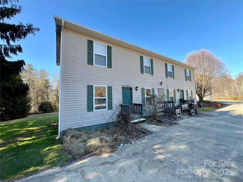 3 Wesley Branch Road, Asheville, NC 28806.  MLS# CAR4279575, YatesRealty ID 27636. 