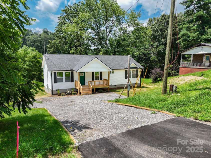 40 Pine Lane, Asheville, NC 28806.  MLS# CAR4275067, YatesRealty ID 27637. 