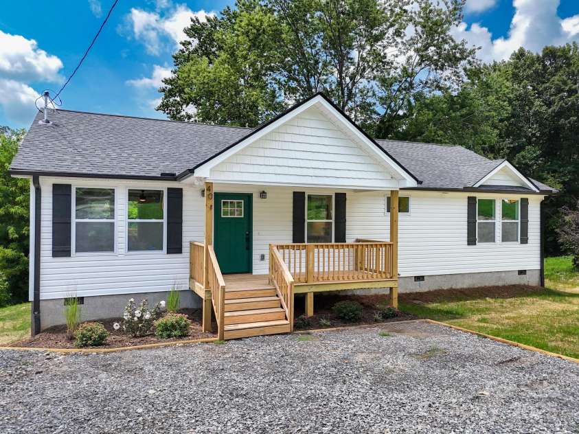 40 Pine Lane, Asheville, NC 28806.  MLS# CAR4275067, YatesRealty ID 27637. 