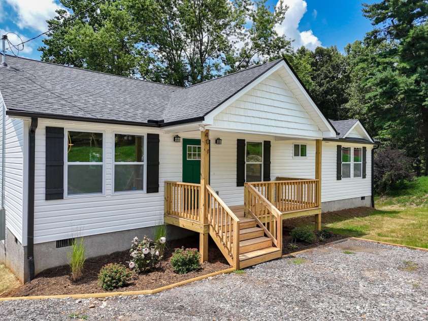 40 Pine Lane, Asheville, NC 28806.  MLS# CAR4275067, YatesRealty ID 27637. 