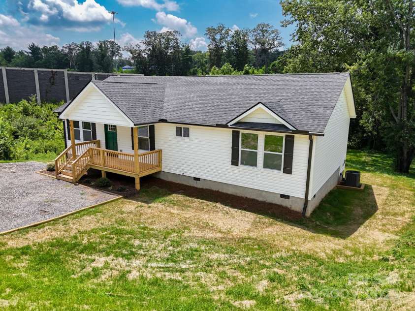 40 Pine Lane, Asheville, NC 28806.  MLS# CAR4275067, YatesRealty ID 27637. 