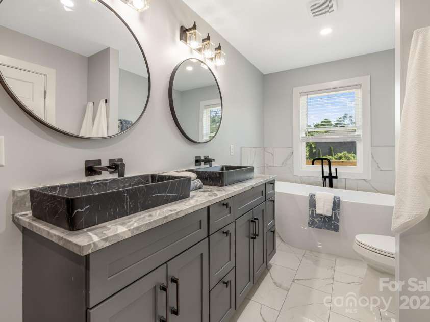 115 Nader Avenue, Weaverville, NC 28787.  MLS# CAR4282051, YatesRealty ID 27638. MAIN BEDROOM BATH