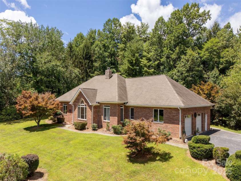 15 Oak Gate Drive, Hendersonville, NC 28739.  MLS# CAR4283581, YatesRealty ID 27639. 