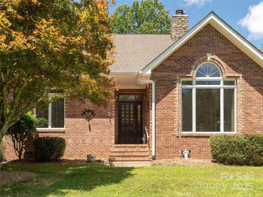 15 Oak Gate Drive, Hendersonville, NC 28739.  MLS# CAR4283581, YatesRealty ID 27639. 