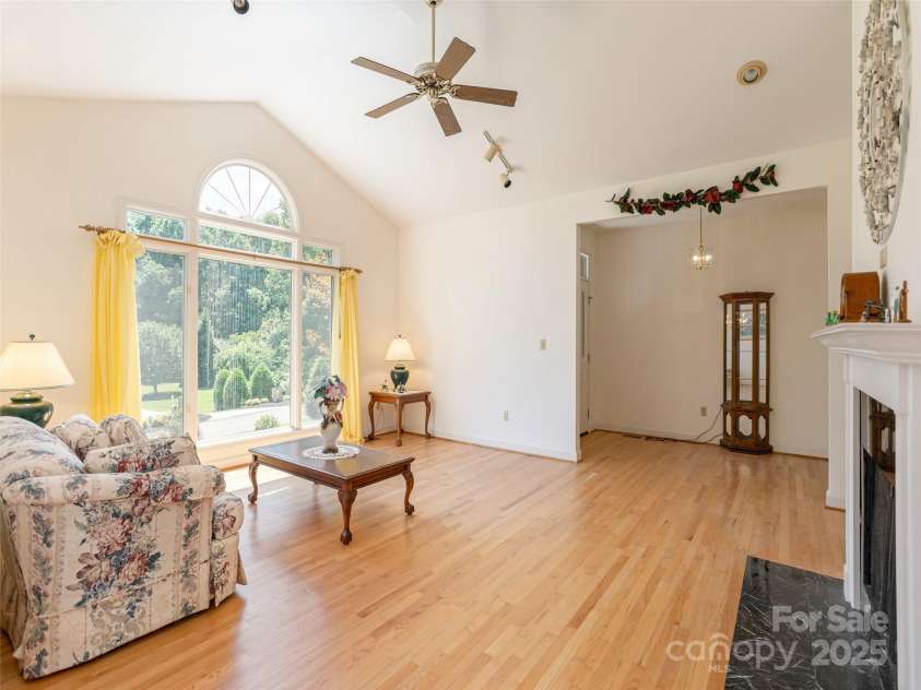 15 Oak Gate Drive, Hendersonville, NC 28739.  MLS# CAR4283581, YatesRealty ID 27639. 