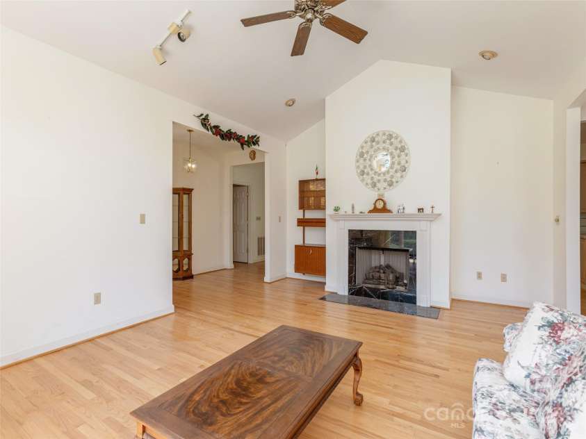 15 Oak Gate Drive, Hendersonville, NC 28739.  MLS# CAR4283581, YatesRealty ID 27639. 