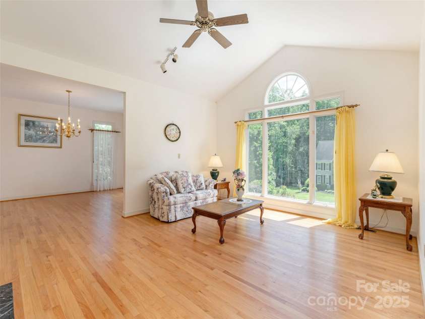 15 Oak Gate Drive, Hendersonville, NC 28739.  MLS# CAR4283581, YatesRealty ID 27639. 