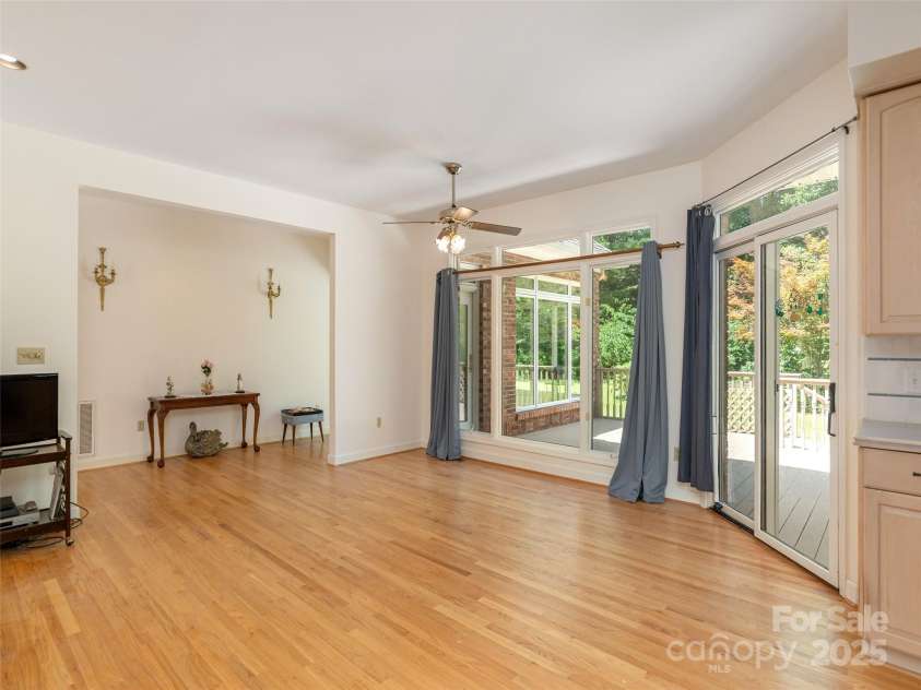 15 Oak Gate Drive, Hendersonville, NC 28739.  MLS# CAR4283581, YatesRealty ID 27639. 