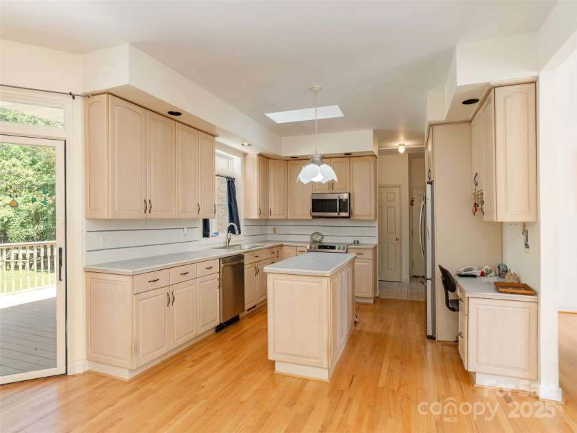 15 Oak Gate Drive, Hendersonville, NC 28739.  MLS# CAR4283581, YatesRealty ID 27639. 