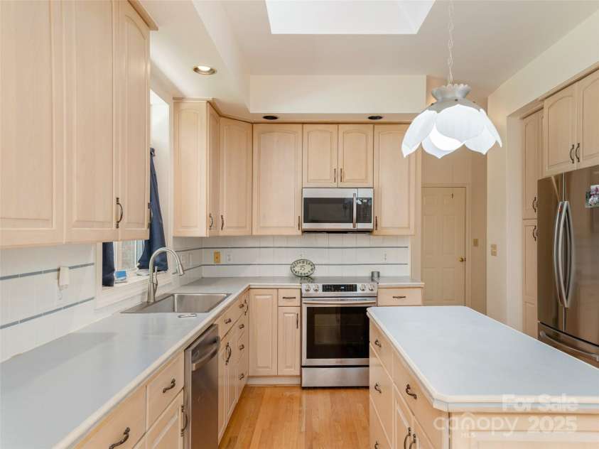 15 Oak Gate Drive, Hendersonville, NC 28739.  MLS# CAR4283581, YatesRealty ID 27639. 