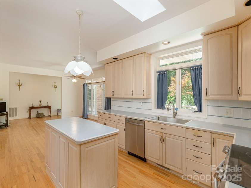 15 Oak Gate Drive, Hendersonville, NC 28739.  MLS# CAR4283581, YatesRealty ID 27639. 