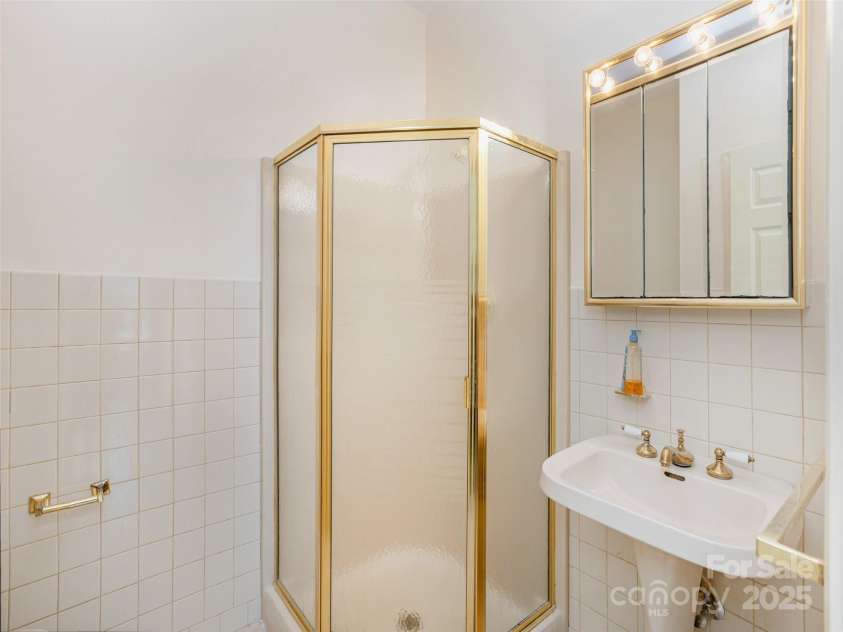 15 Oak Gate Drive, Hendersonville, NC 28739.  MLS# CAR4283581, YatesRealty ID 27639. 