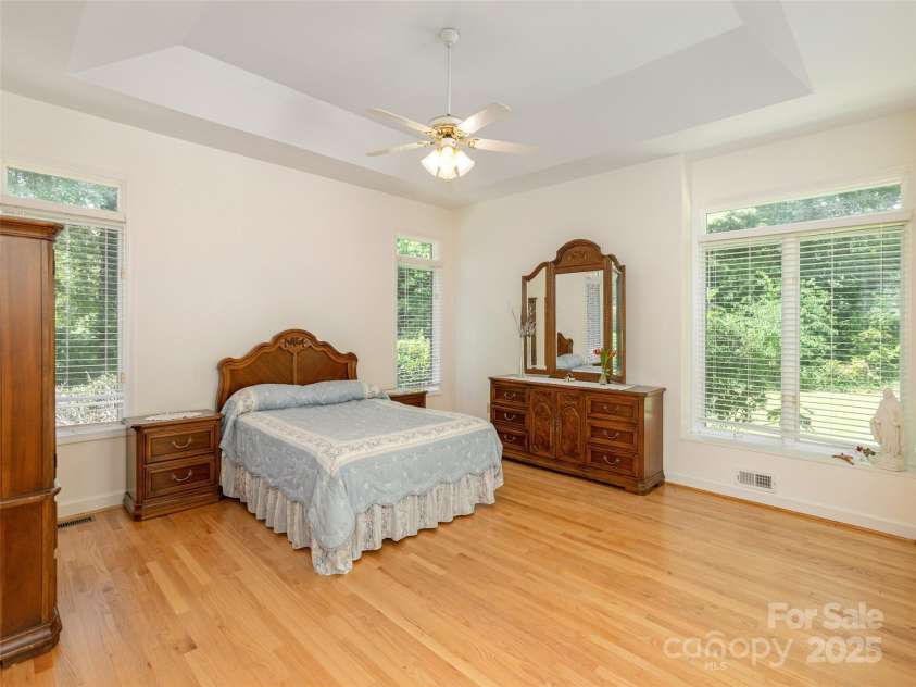 15 Oak Gate Drive, Hendersonville, NC 28739.  MLS# CAR4283581, YatesRealty ID 27639. 