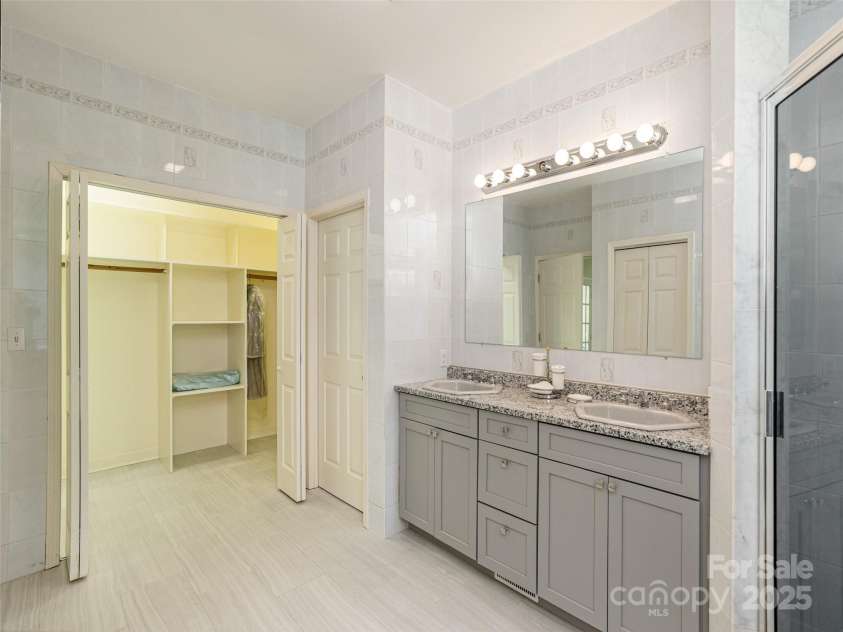 15 Oak Gate Drive, Hendersonville, NC 28739.  MLS# CAR4283581, YatesRealty ID 27639. 