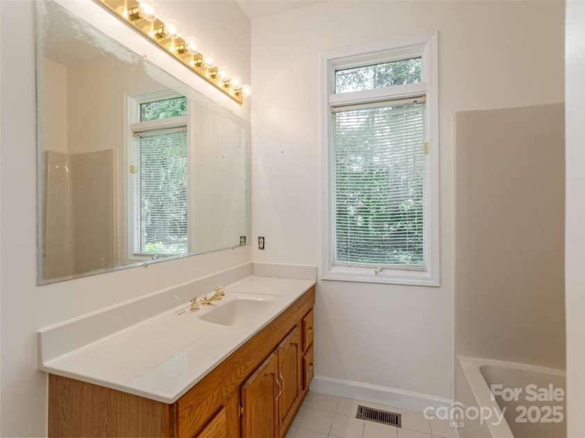 15 Oak Gate Drive, Hendersonville, NC 28739.  MLS# CAR4283581, YatesRealty ID 27639. 