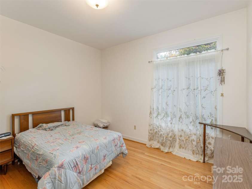 15 Oak Gate Drive, Hendersonville, NC 28739.  MLS# CAR4283581, YatesRealty ID 27639. 