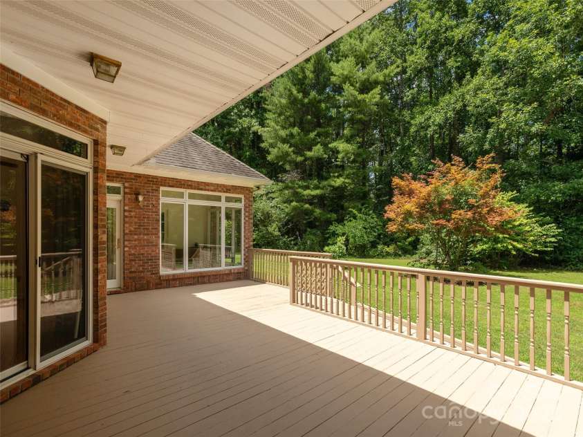 15 Oak Gate Drive, Hendersonville, NC 28739.  MLS# CAR4283581, YatesRealty ID 27639. 