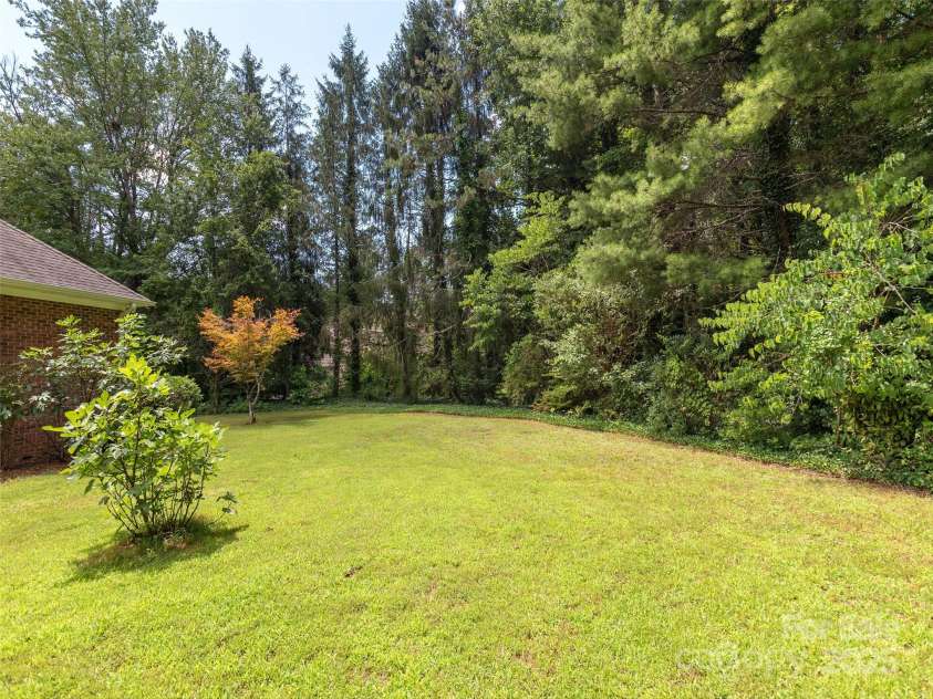 15 Oak Gate Drive, Hendersonville, NC 28739.  MLS# CAR4283581, YatesRealty ID 27639. 