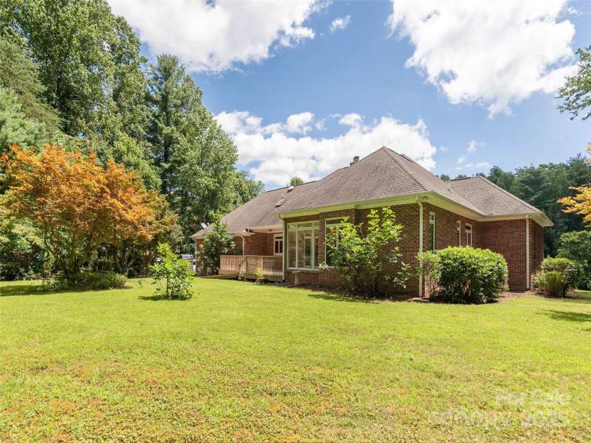15 Oak Gate Drive, Hendersonville, NC 28739.  MLS# CAR4283581, YatesRealty ID 27639. 