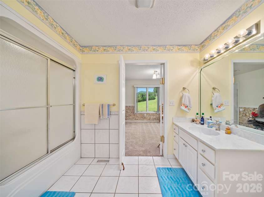 124 Dogwood Circle, Burnsville, NC 28714.  MLS# CAR4290145, YatesRealty ID 2764. 2nd Full Bath between Office and 2nd Bedroom 