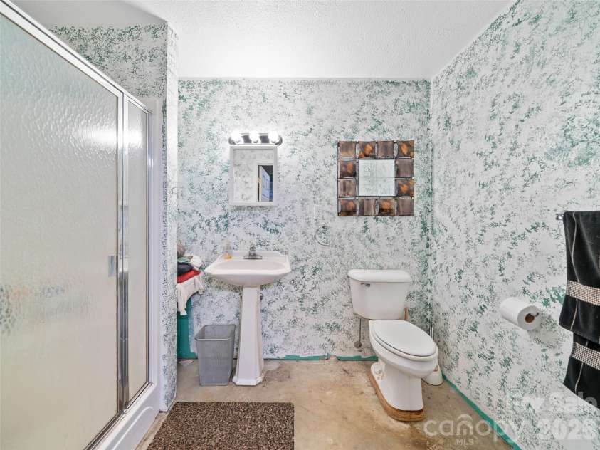124 Dogwood Circle, Burnsville, NC 28714.  MLS# CAR4290145, YatesRealty ID 2764. Full Basement Bathroom 