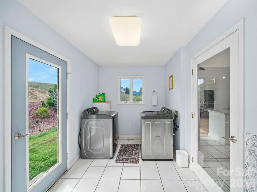 124 Dogwood Circle, Burnsville, NC 28714.  MLS# CAR4290145, YatesRealty ID 2764. Laundry and Mud Room coming off the kitchen 