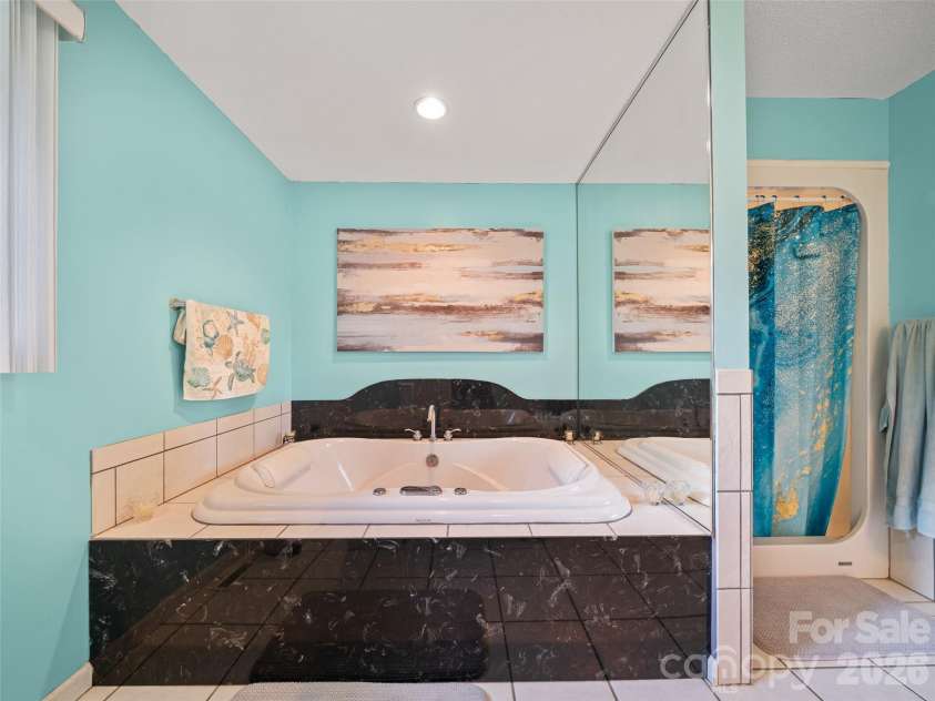 124 Dogwood Circle, Burnsville, NC 28714.  MLS# CAR4290145, YatesRealty ID 2764. Primary Bath WhirlPool Tub